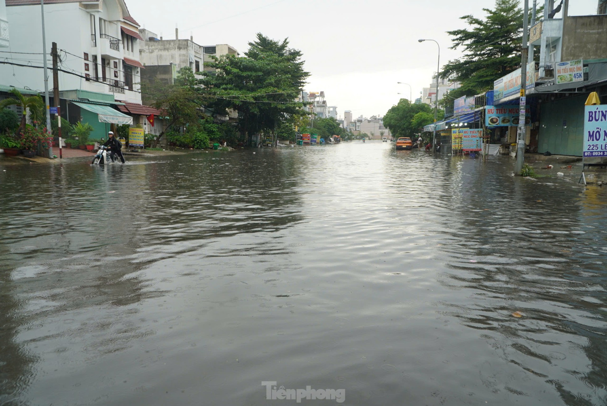 Mưa dai dẳng ở TPHCM khiến đường ngập sâu, xe chết máy hàng loạt- Ảnh 10.