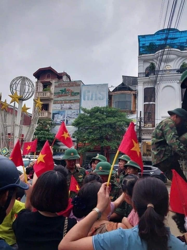 Xúc động hình ảnh người dân vùng lũ cầm cờ, hoa vẫy chào, cảm ơn các anh bộ đội- Ảnh 9.