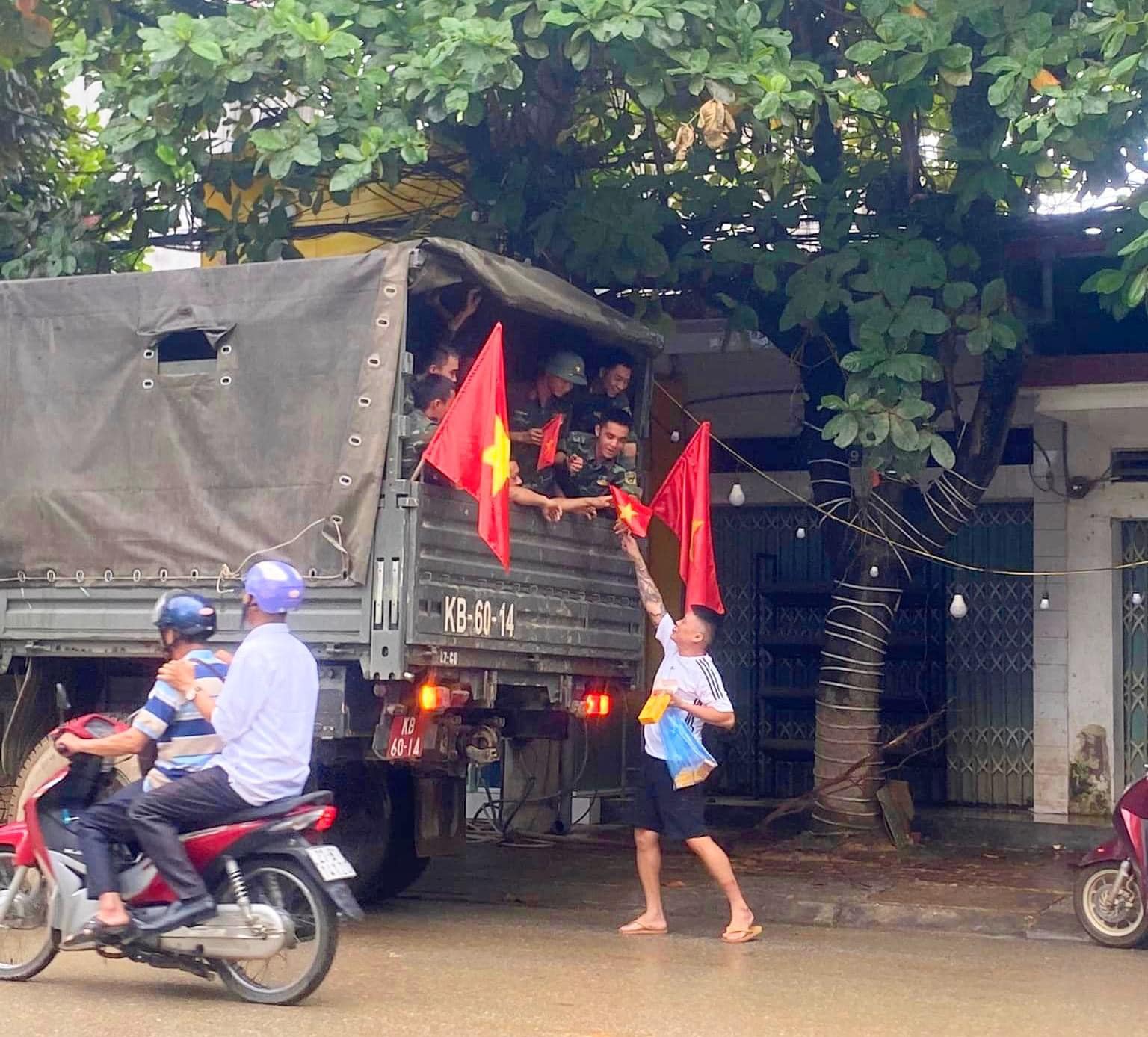 Xúc động hình ảnh người dân vùng lũ cầm cờ, hoa vẫy chào, cảm ơn các anh bộ đội- Ảnh 6.