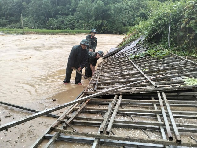 Mưa lũ cuốn trôi nhiều cột điện, hơn 800 hộ dân ở vùng núi Thanh Hóa mất điện- Ảnh 4.