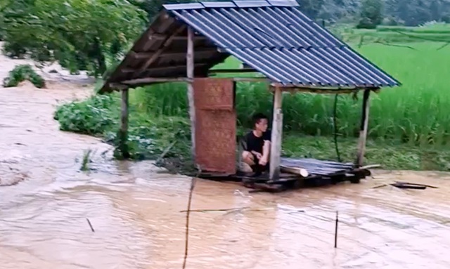 Mưa lớn khiến nước lũ dâng cao, xã biên giới Thanh Hóa khẩn cấp sơ tán dân- Ảnh 5.