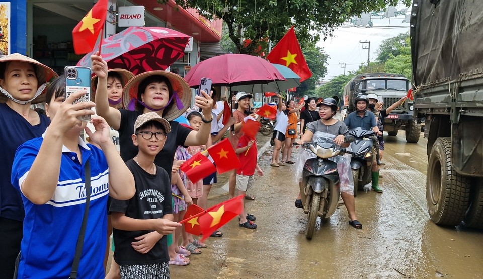 Xúc động hình ảnh người dân vùng lũ cầm cờ, hoa vẫy chào, cảm ơn các anh bộ đội- Ảnh 5.