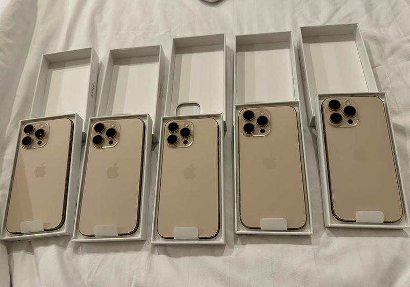 ’10 người thì 9 người hỏi iPhone 16 Pro Max vàng sa mạc, 1 người còn lại vẫn là Pro Max nhưng màu khác’, giá iPhone ‘xách tay’ giờ thế nào?- Ảnh 2.