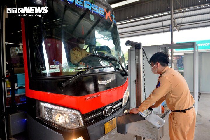 Chiếm quyền điều khiển điện thoại bằng cách lừa đảo đổi tem đăng kiểm trực tuyến- Ảnh 1.