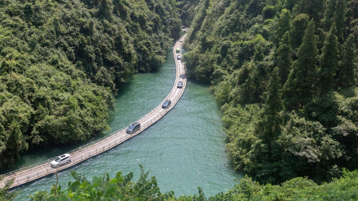 Không đào hầm, không bắc trụ, Trung Quốc khiến thế giới kinh ngạc khi xây cầu như lụa bay trên mặt sông, xe trọng thải 2,8 tấn di chuyển không hề hấn- Ảnh 1.