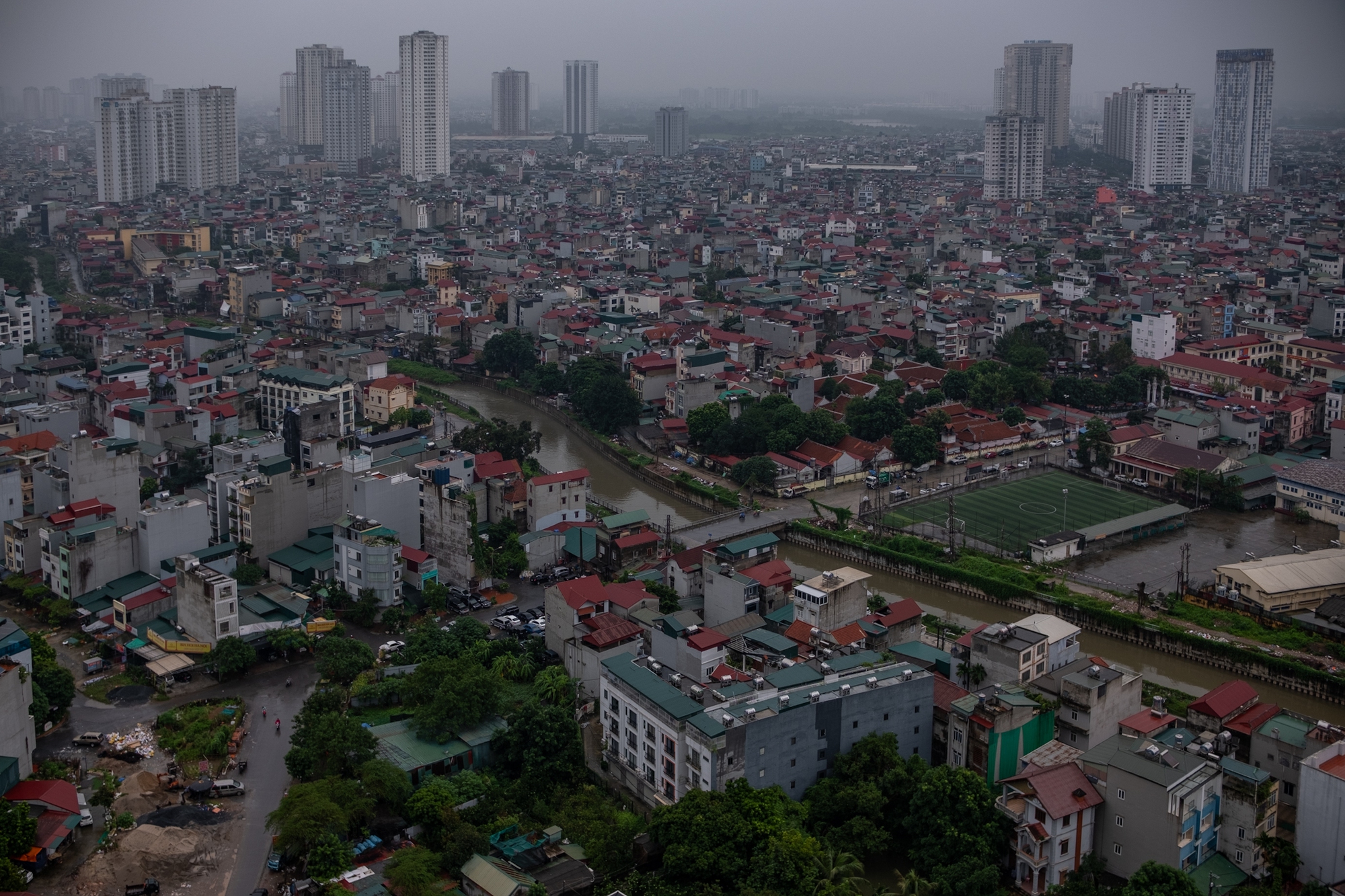 Hà Nội se lạnh cùng mưa rào sáng đầu tuần, người dân khoác thêm áo ấm, hưởng trọn không khí mát mẻ của mùa Thu- Ảnh 1.