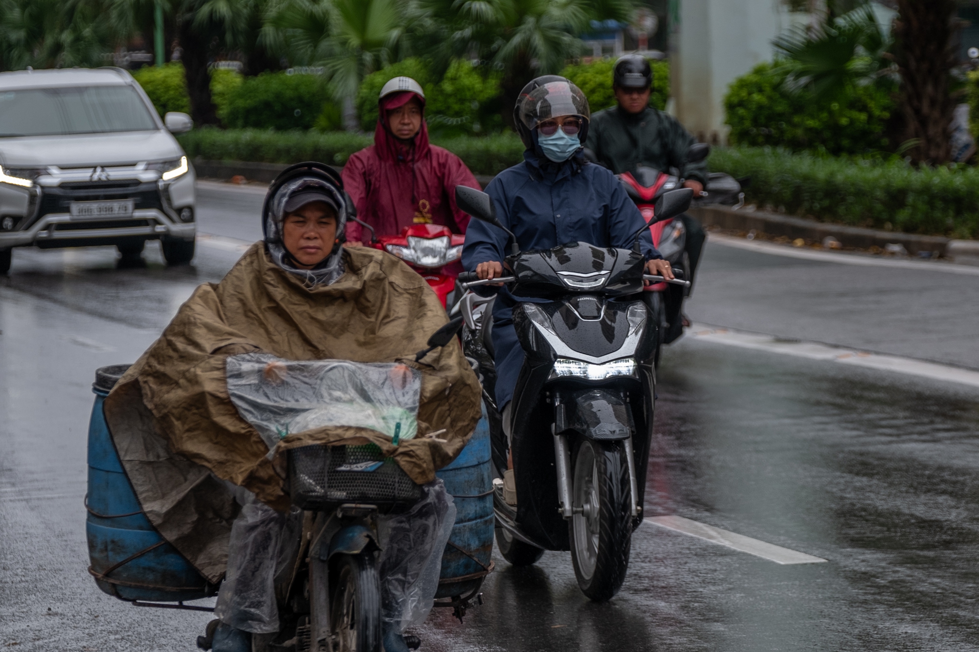 Hà Nội se lạnh cùng mưa rào sáng đầu tuần, người dân khoác thêm áo ấm, hưởng trọn không khí mát mẻ của mùa Thu- Ảnh 7.