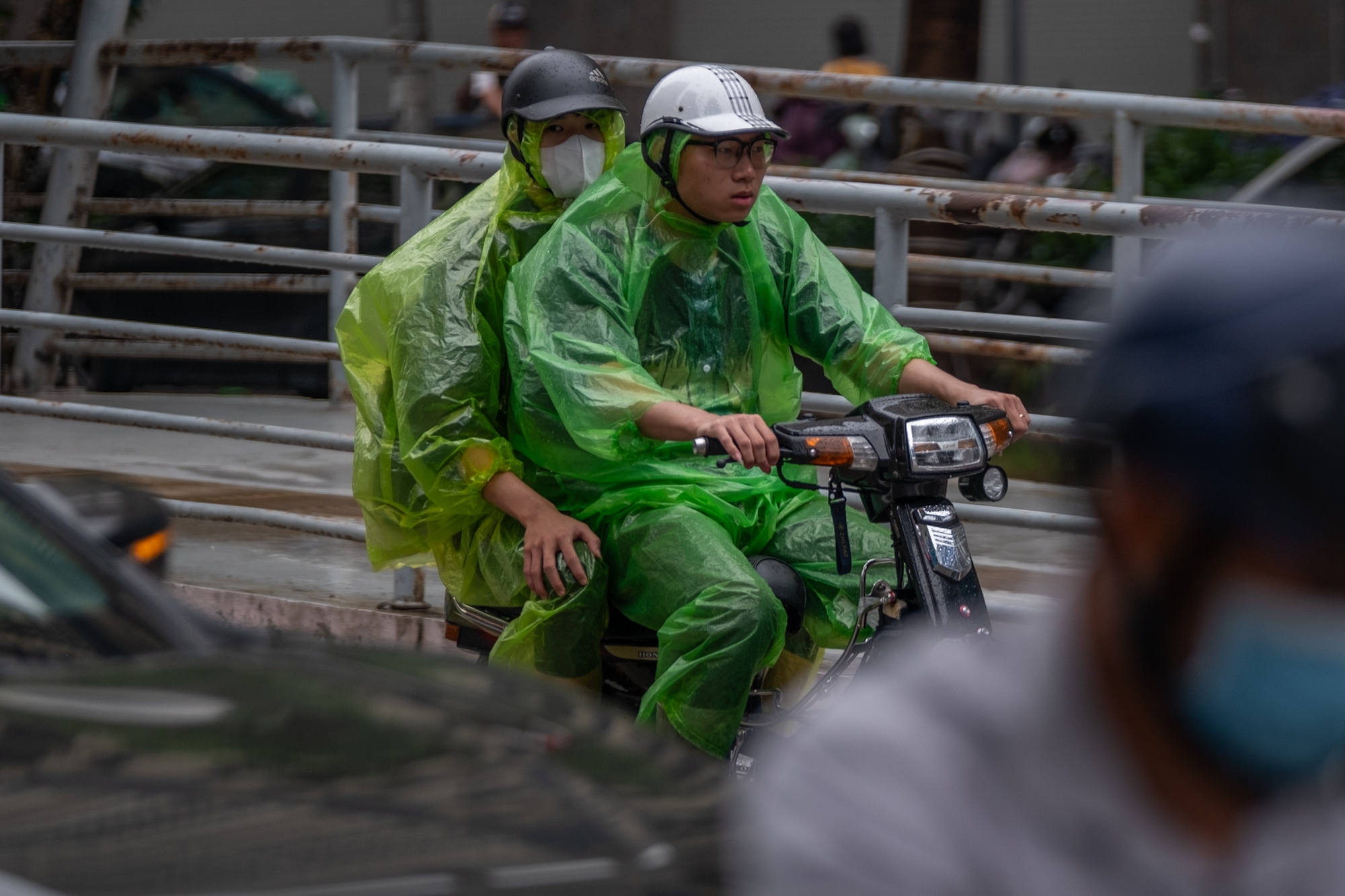 Hà Nội se lạnh cùng mưa rào sáng đầu tuần, người dân khoác thêm áo ấm, hưởng trọn không khí mát mẻ của mùa Thu- Ảnh 6.