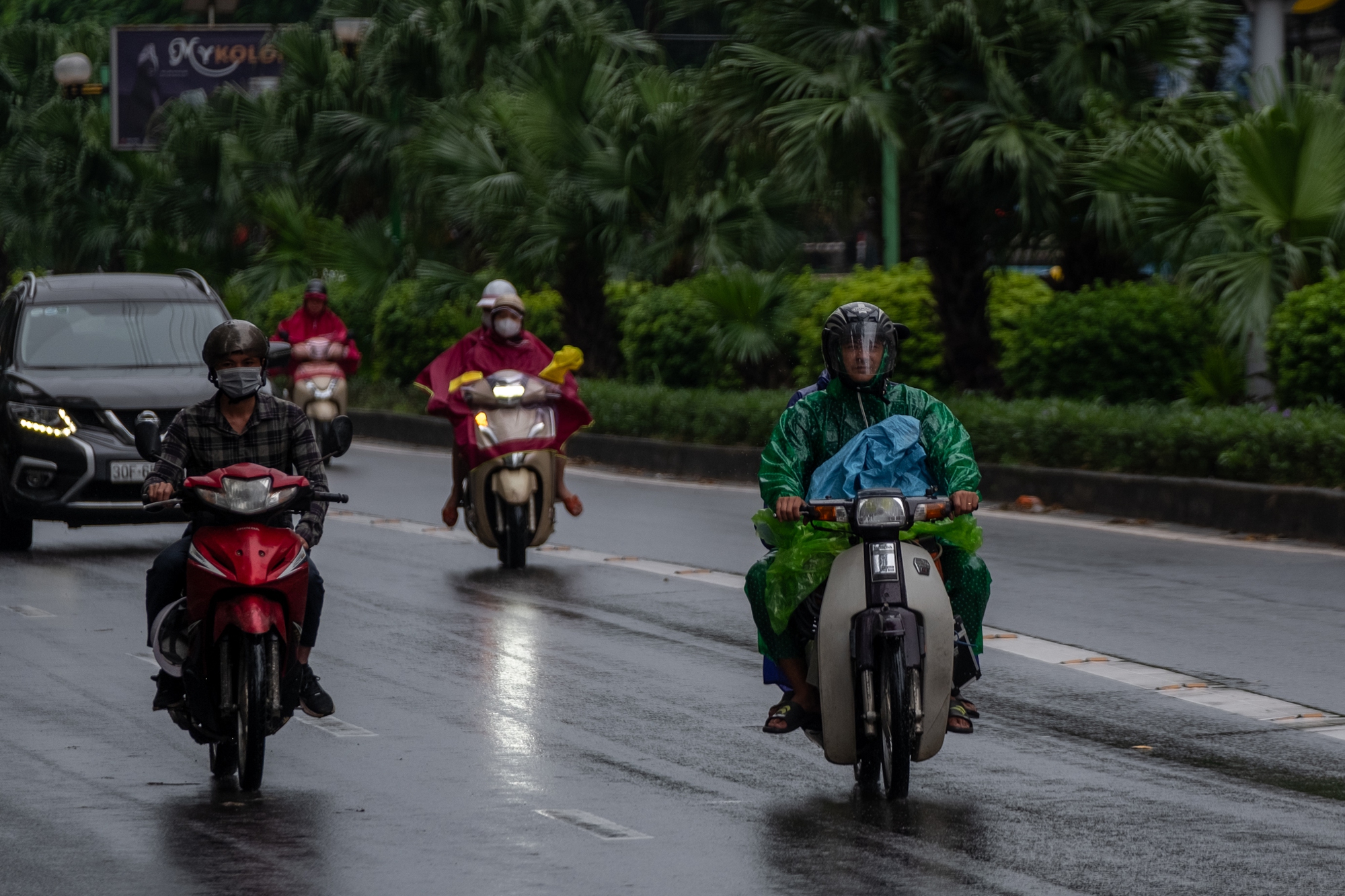 Hà Nội se lạnh cùng mưa rào sáng đầu tuần, người dân khoác thêm áo ấm, hưởng trọn không khí mát mẻ của mùa Thu- Ảnh 8.