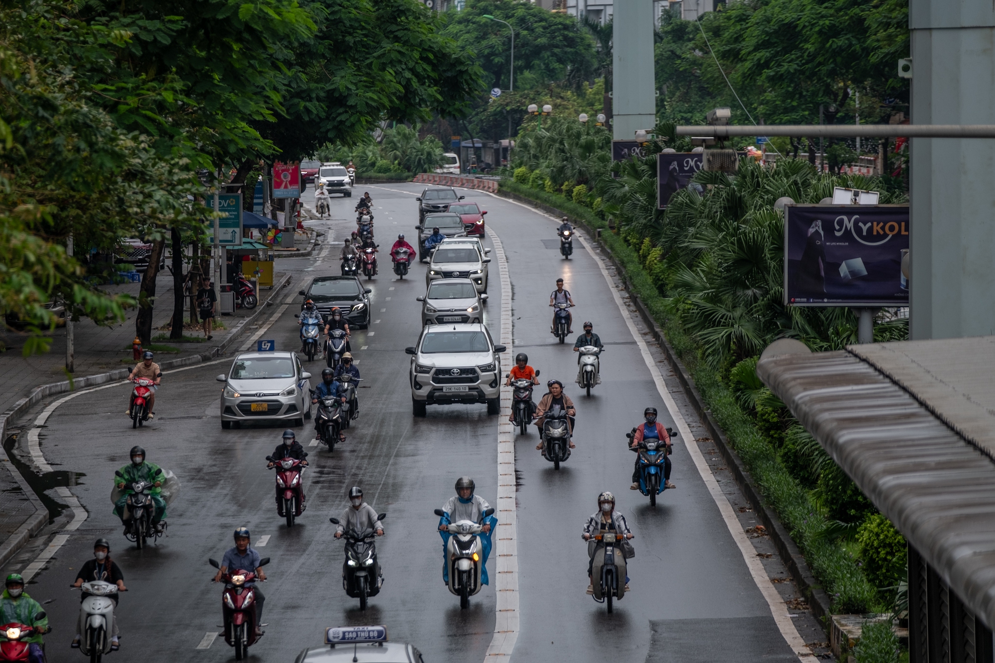 Hà Nội se lạnh cùng mưa rào sáng đầu tuần, người dân khoác thêm áo ấm, hưởng trọn không khí mát mẻ của mùa Thu- Ảnh 2.