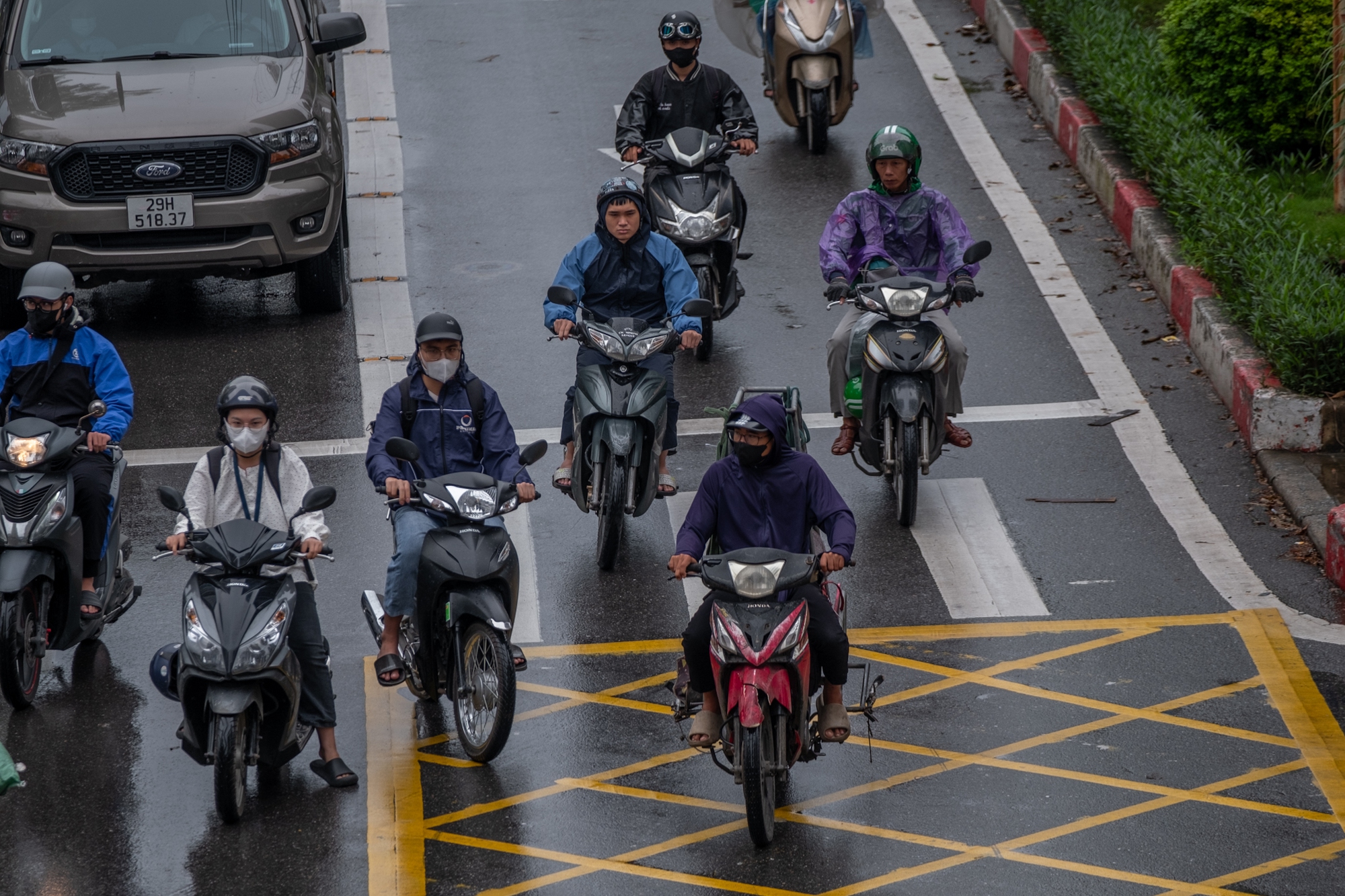 Hà Nội se lạnh cùng mưa rào sáng đầu tuần, người dân khoác thêm áo ấm, hưởng trọn không khí mát mẻ của mùa Thu- Ảnh 4.