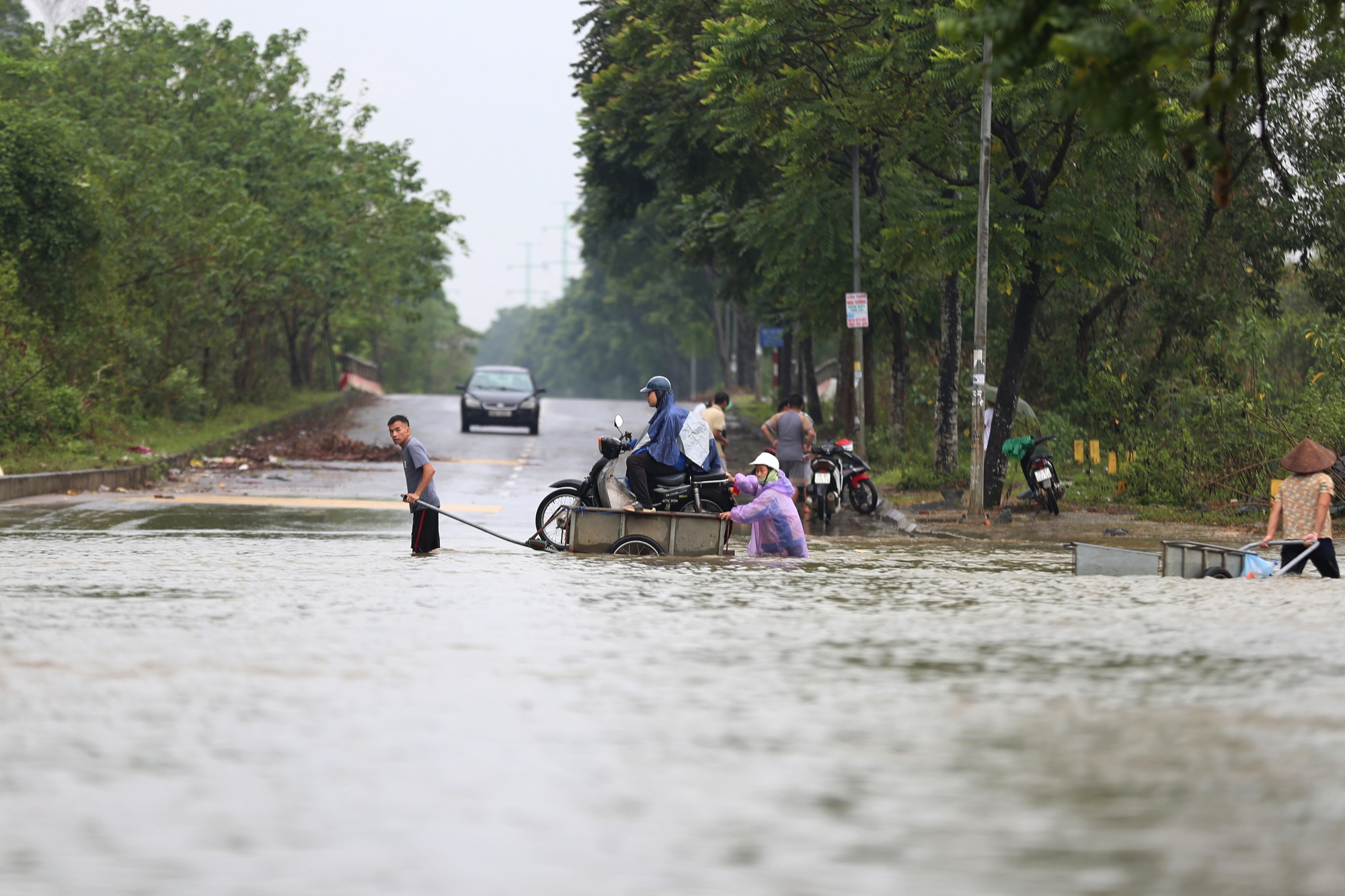 Hà Nội: Ngập sâu trên đại lộ Thăng Long, người dân phải bỏ 50.000 đồng thuê xe bò vượt qua- Ảnh 8.