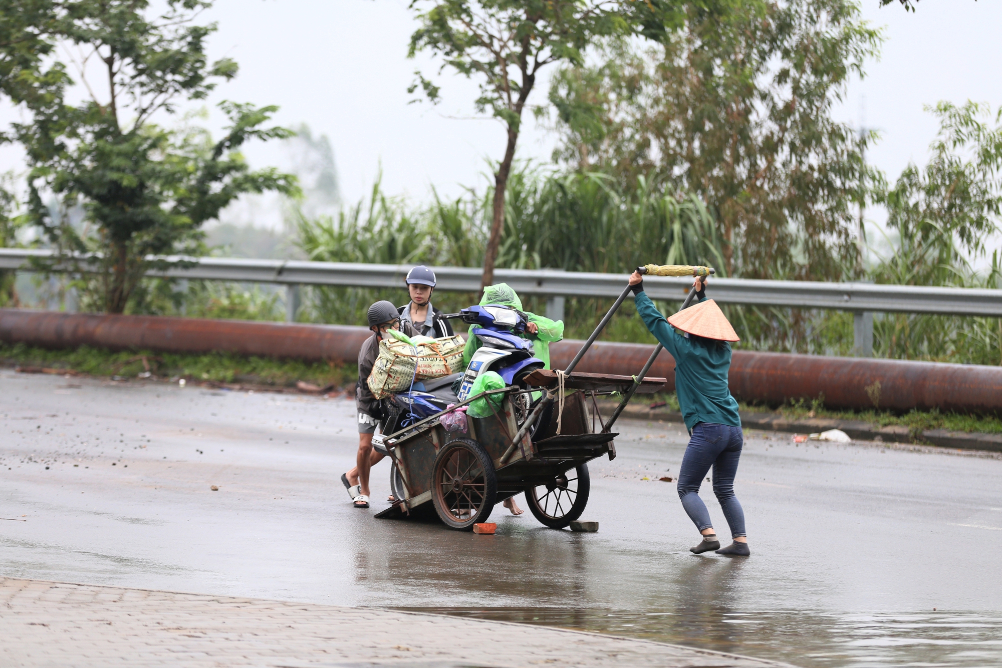 Hà Nội: Ngập sâu trên đại lộ Thăng Long, người dân phải bỏ 50.000 đồng thuê xe bò vượt qua- Ảnh 20.