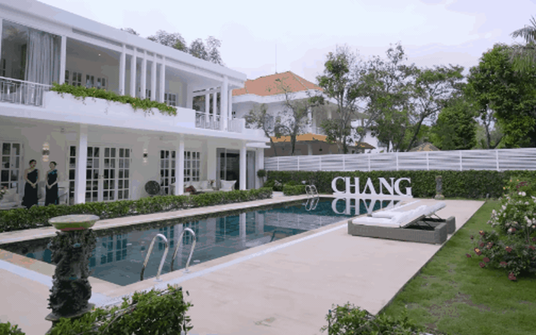 Biệt phủ trắng tinh khôi rộng 1.600m2 của phú bà nổi tiếng ở quận 2 khiến dân tình xuýt xoa: "Đã giàu còn giỏi, ai chơi lại chị?"- Ảnh 1.