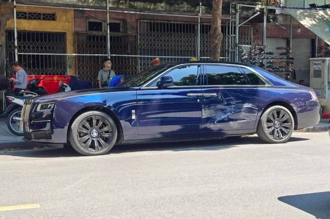 Siêu xe Rolls-Royce Ghost va chạm giao thông bị móp cửa- Ảnh 3.