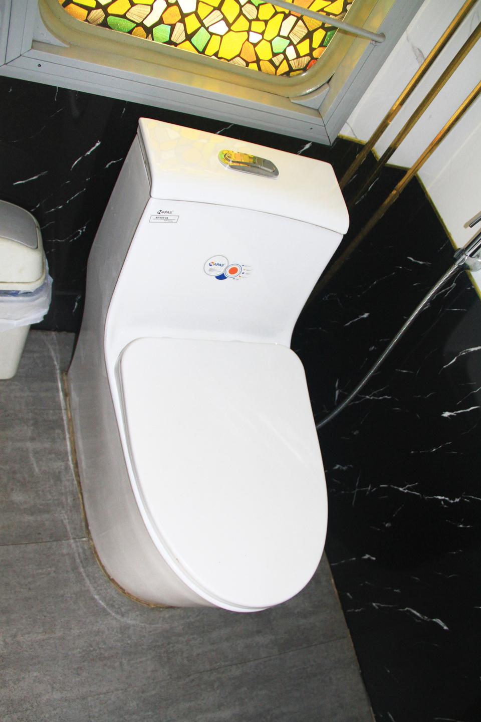 Nếu như trước đây mỗi khi đi tàu hỏa, hàng khách thường mang trong mình nỗi lo đi toilet, thì nay tàu SE19/20 đã giải quyết được vấn đề này.