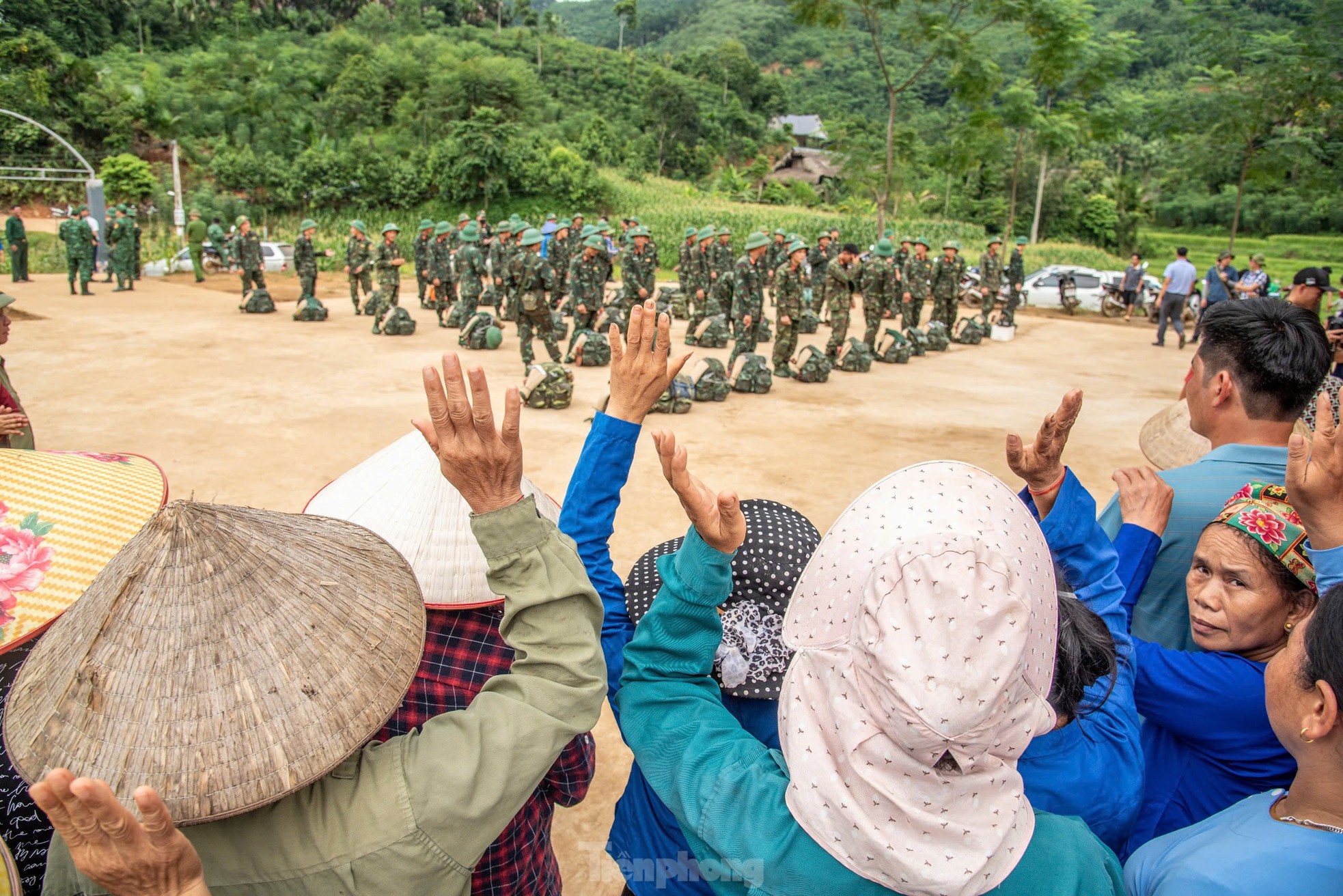 Ngậm ngùi hình ảnh người dân xếp hàng tiễn gần 400 chiến sĩ rời Làng Nủ sau 2 tuần tìm kiếm người mất tích- Ảnh 4.