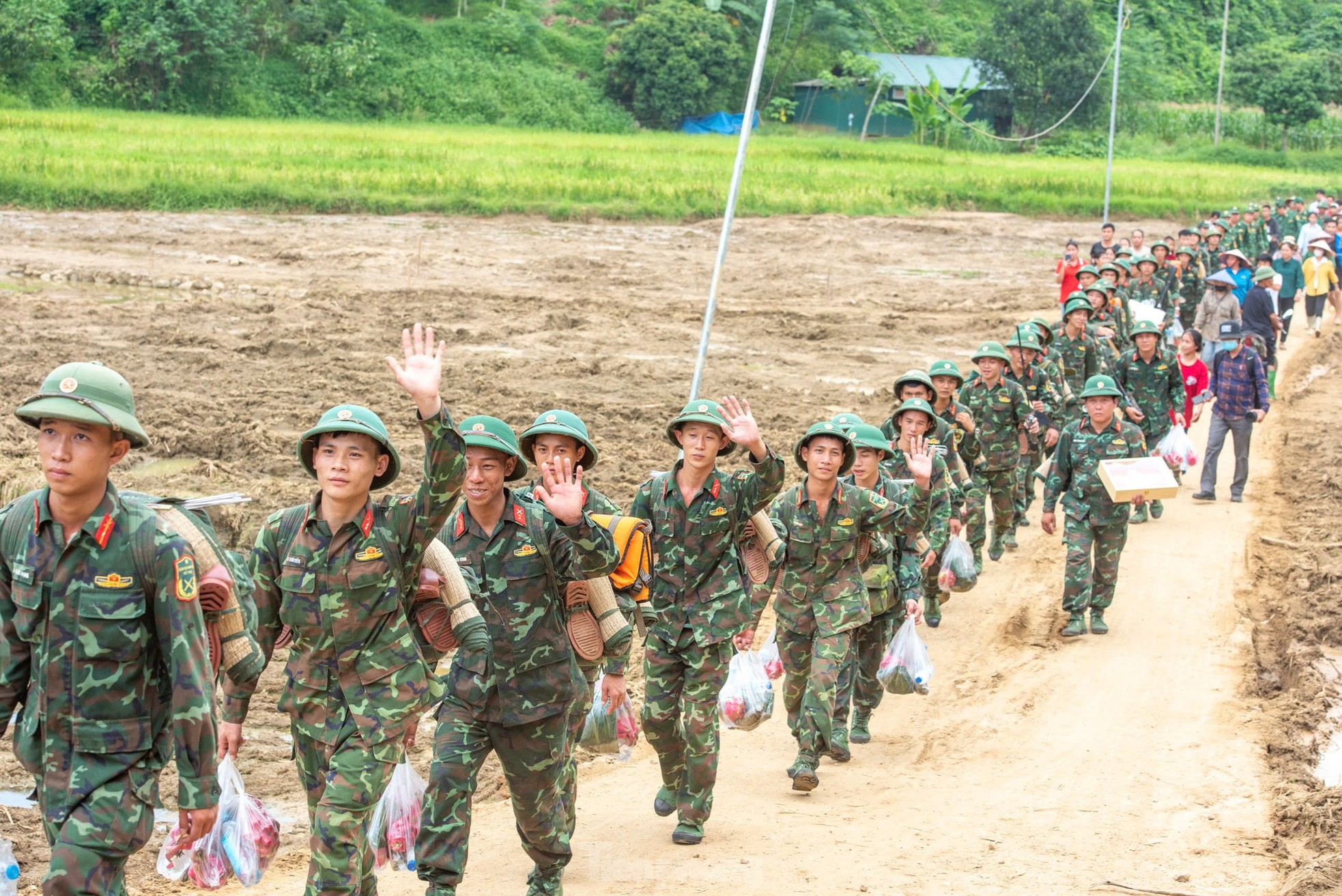 Ngậm ngùi hình ảnh người dân xếp hàng tiễn gần 400 chiến sĩ rời Làng Nủ sau 2 tuần tìm kiếm người mất tích- Ảnh 7.