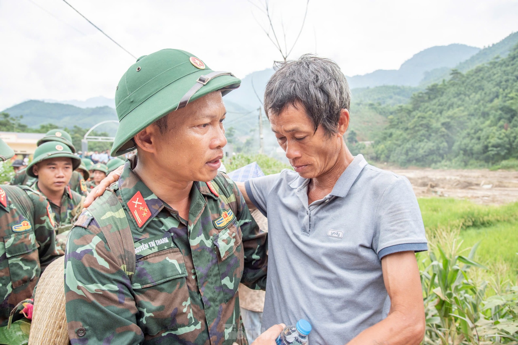 Ngậm ngùi hình ảnh người dân xếp hàng tiễn gần 400 chiến sĩ rời Làng Nủ sau 2 tuần tìm kiếm người mất tích- Ảnh 5.