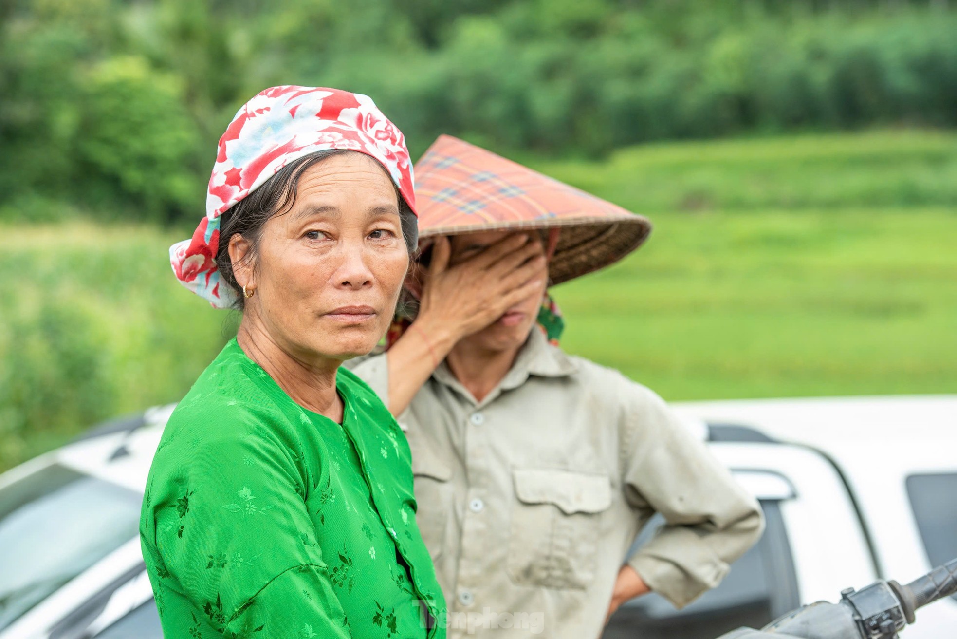 Ngậm ngùi hình ảnh người dân xếp hàng tiễn gần 400 chiến sĩ rời Làng Nủ sau 2 tuần tìm kiếm người mất tích- Ảnh 6.