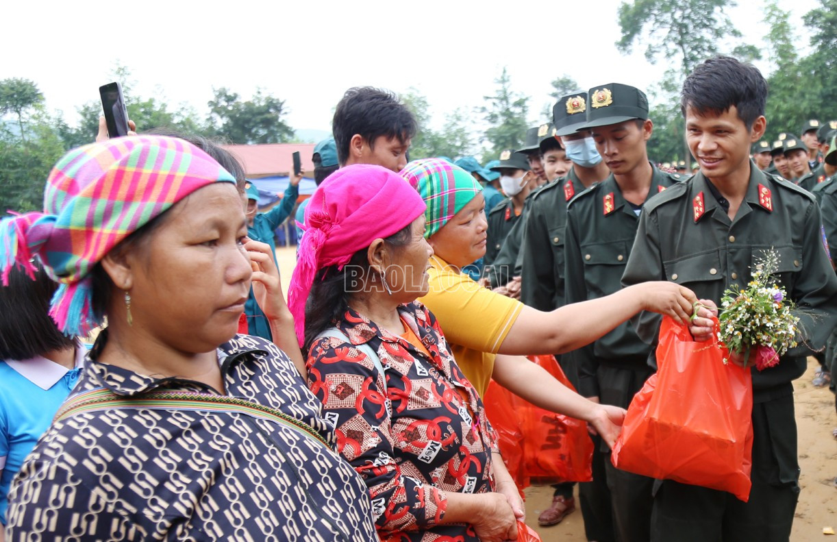 Bí thư thôn Nậm Tông vừa phát biểu vừa nức nở trước giây phút chia tay lực lượng cứu hộ: Ai nghe cũng trực trào nước mắt- Ảnh 2.