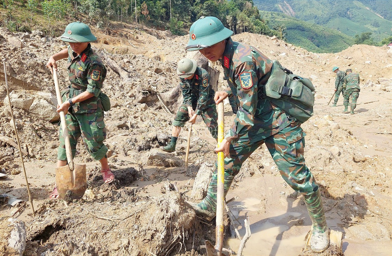 Thượng tá Trần Văn Dân nghẹn ngào: "Chúng tôi xin lỗi vì chưa tìm được hết thân nhân của bà con"- Ảnh 2.