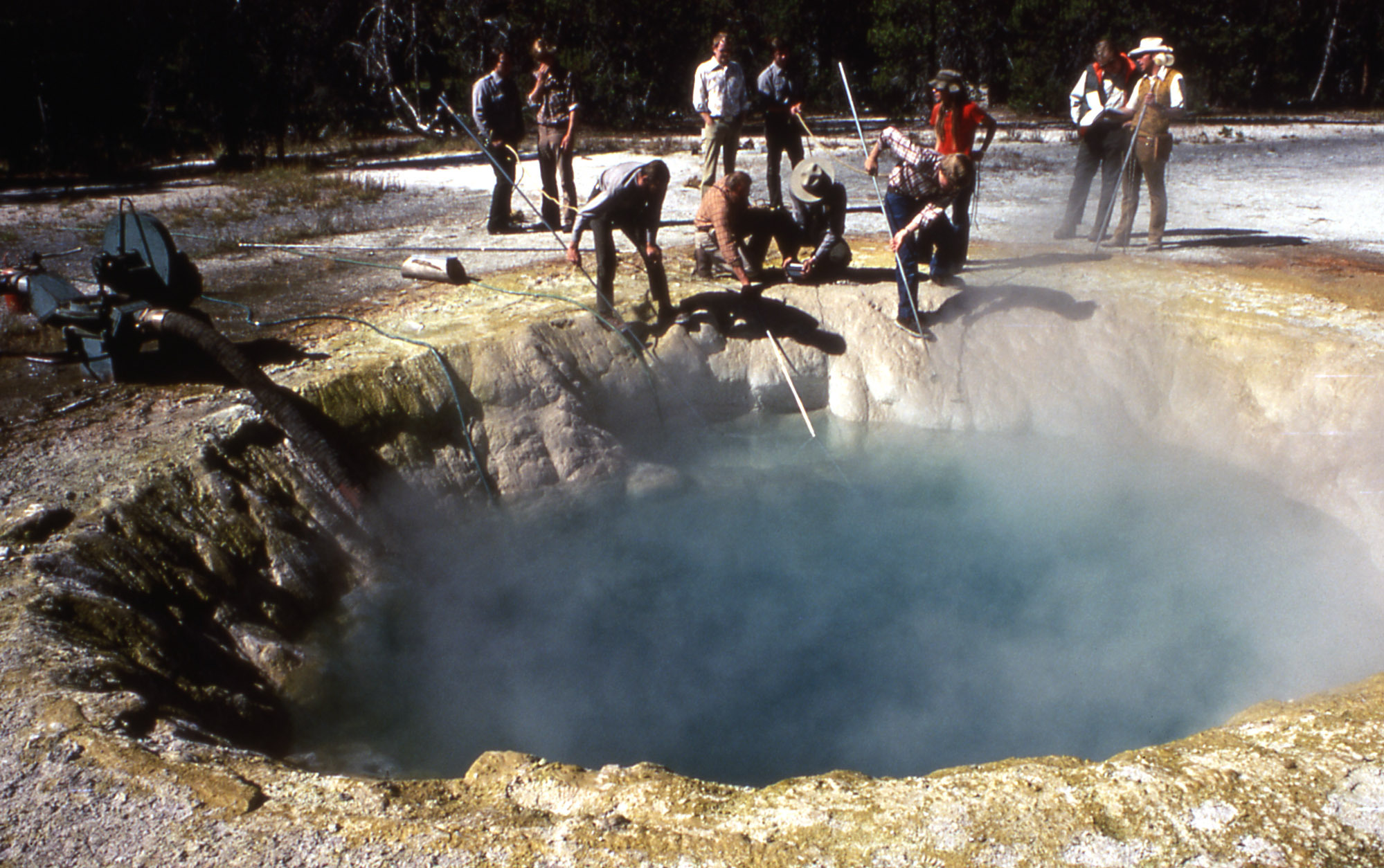 Hồ Morning Glory của Yellowstone 'lột xác' thành màu cầu vồng vì một lý do mà chẳng ai ngờ tới- Ảnh 4.