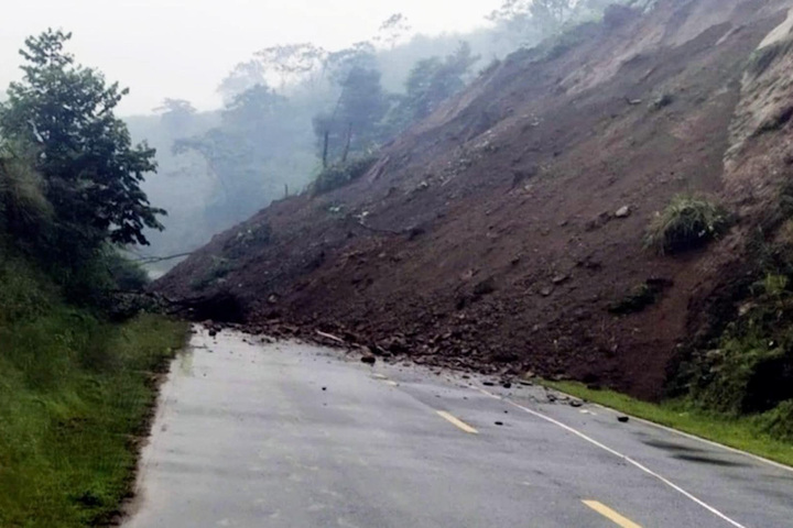 60.000 m3 đất đá sạt lở, chia cắt tỉnh lộ nối 2 huyện ở Lào Cai- Ảnh 1.