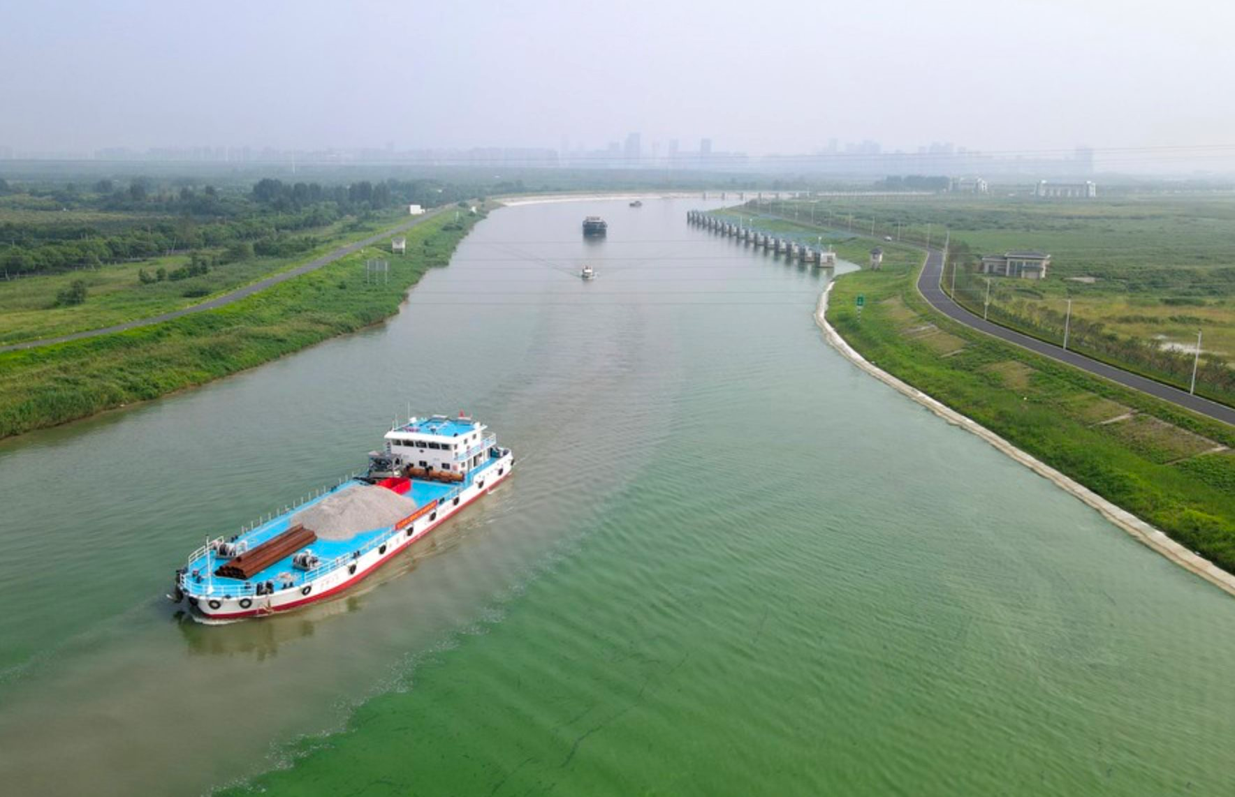 Hoàn thành hàng loạt dự án cầu đường, tàu siêu tốc 'khủng' nhất thế giới, Trung Quốc tham vọng nối liền toàn bộ tuyến đường thuỷ trong nước: Dự định chi hơn 1.000 tỷ đồng để xây kênh đào gần 2.000 km- Ảnh 1.