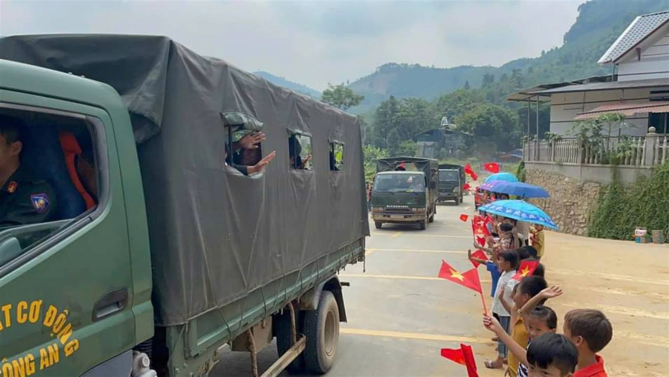 Thượng tá Trần Văn Dân nghẹn ngào: "Chúng tôi xin lỗi vì chưa tìm được hết thân nhân của bà con"- Ảnh 3.