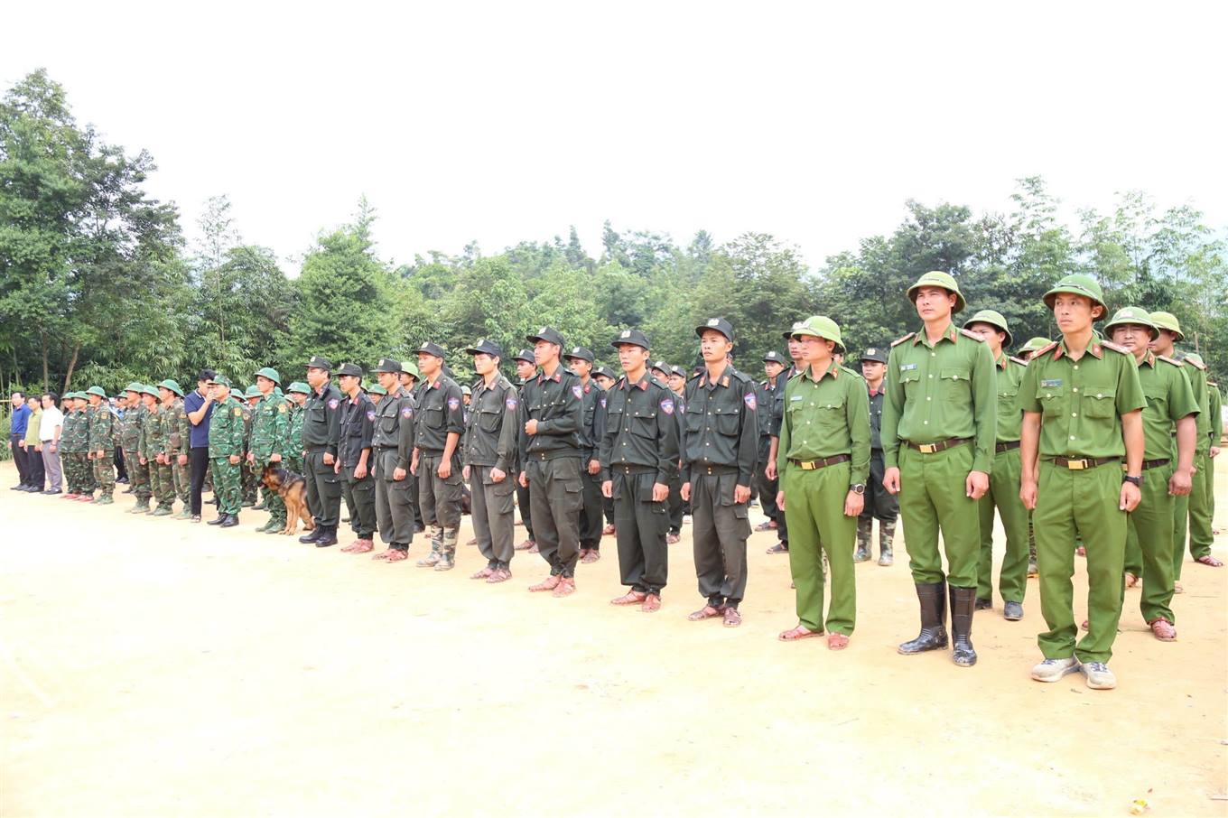 Thượng tá Trần Văn Dân nghẹn ngào: "Chúng tôi xin lỗi vì chưa tìm được hết thân nhân của bà con"- Ảnh 1.