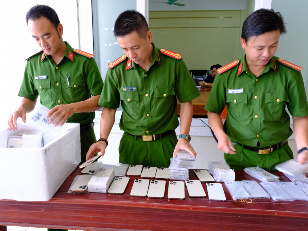 Triệt phá đường dây làm giả tài liệu của cơ quan tổ chức để buôn điện thoại “dỏm”- Ảnh 5.