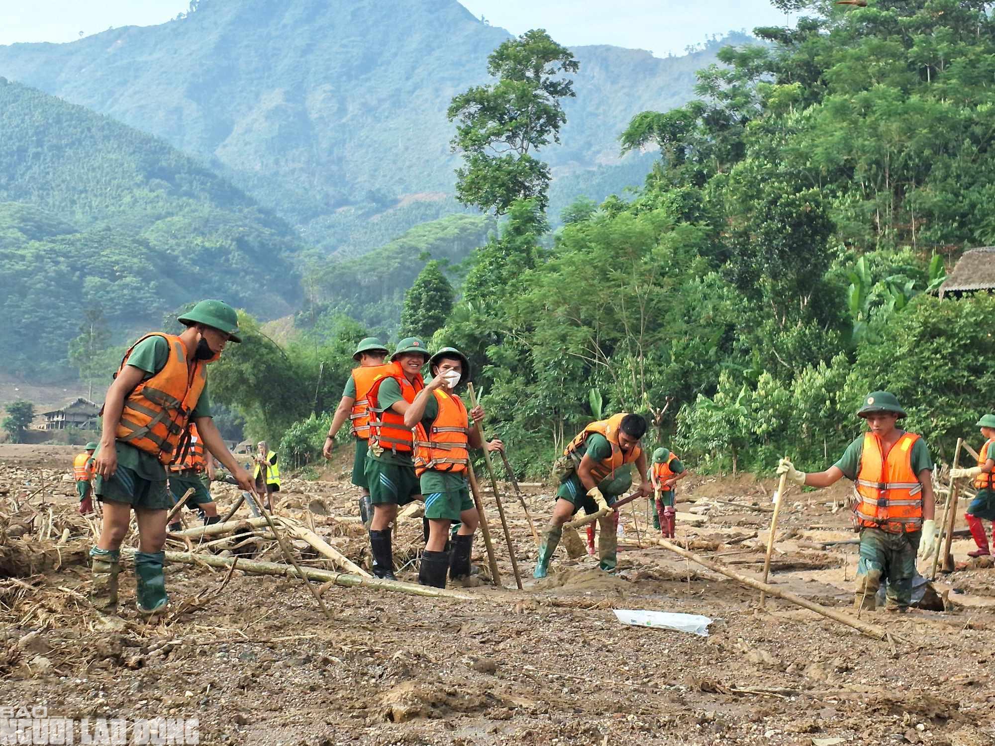 Vụ sạt lở đất khiến 57 người tử vong tại Làng Nủ: Còn 10 người mất tích- Ảnh 1.