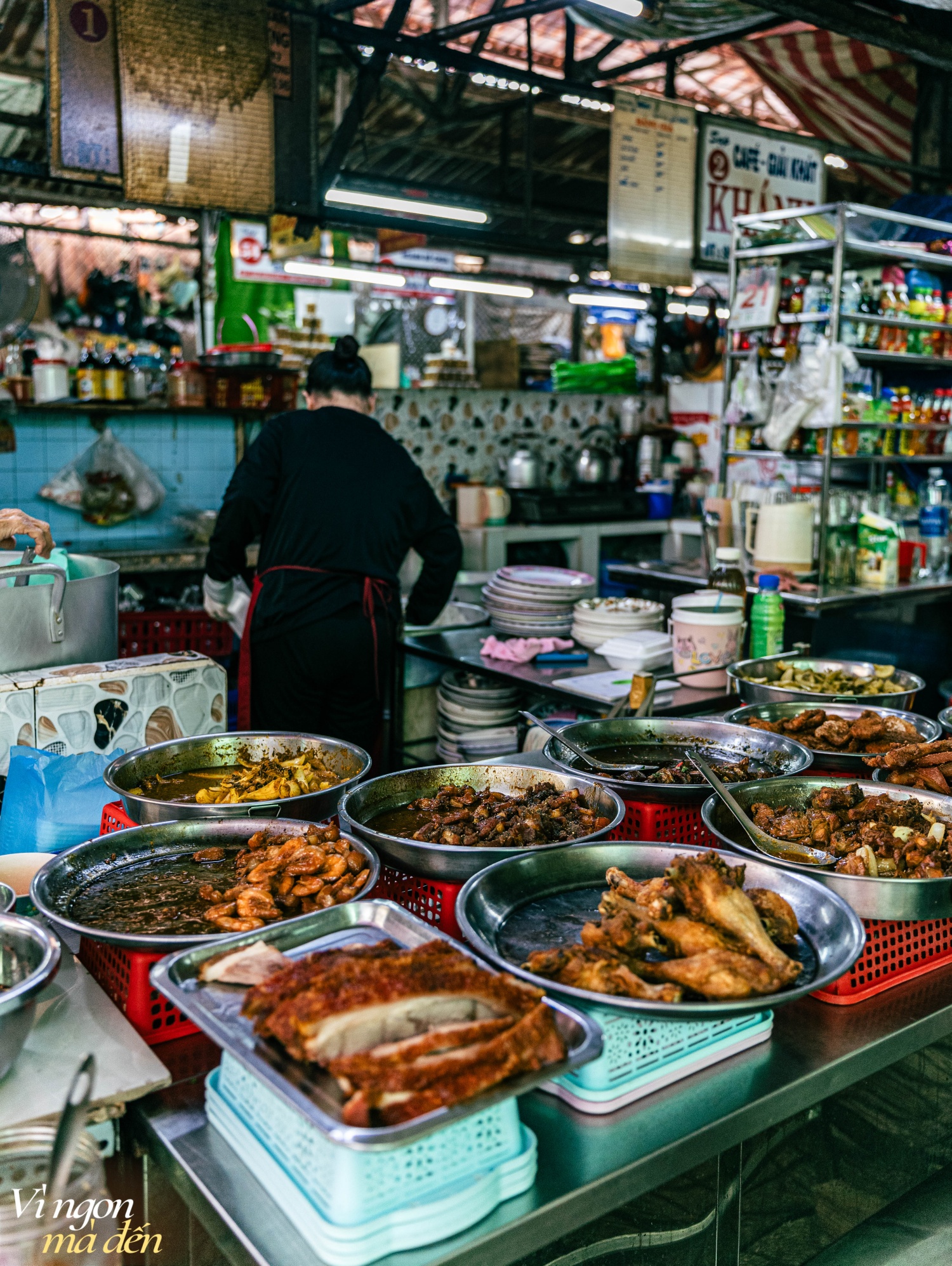 Tiệm cơm bình dân trong khu chợ trăm tuổi nổi tiếng với đồ ăn ngon xếp đầy ắp như núi, chị chủ xởi lởi nhìn khách mà nói giá- Ảnh 7.