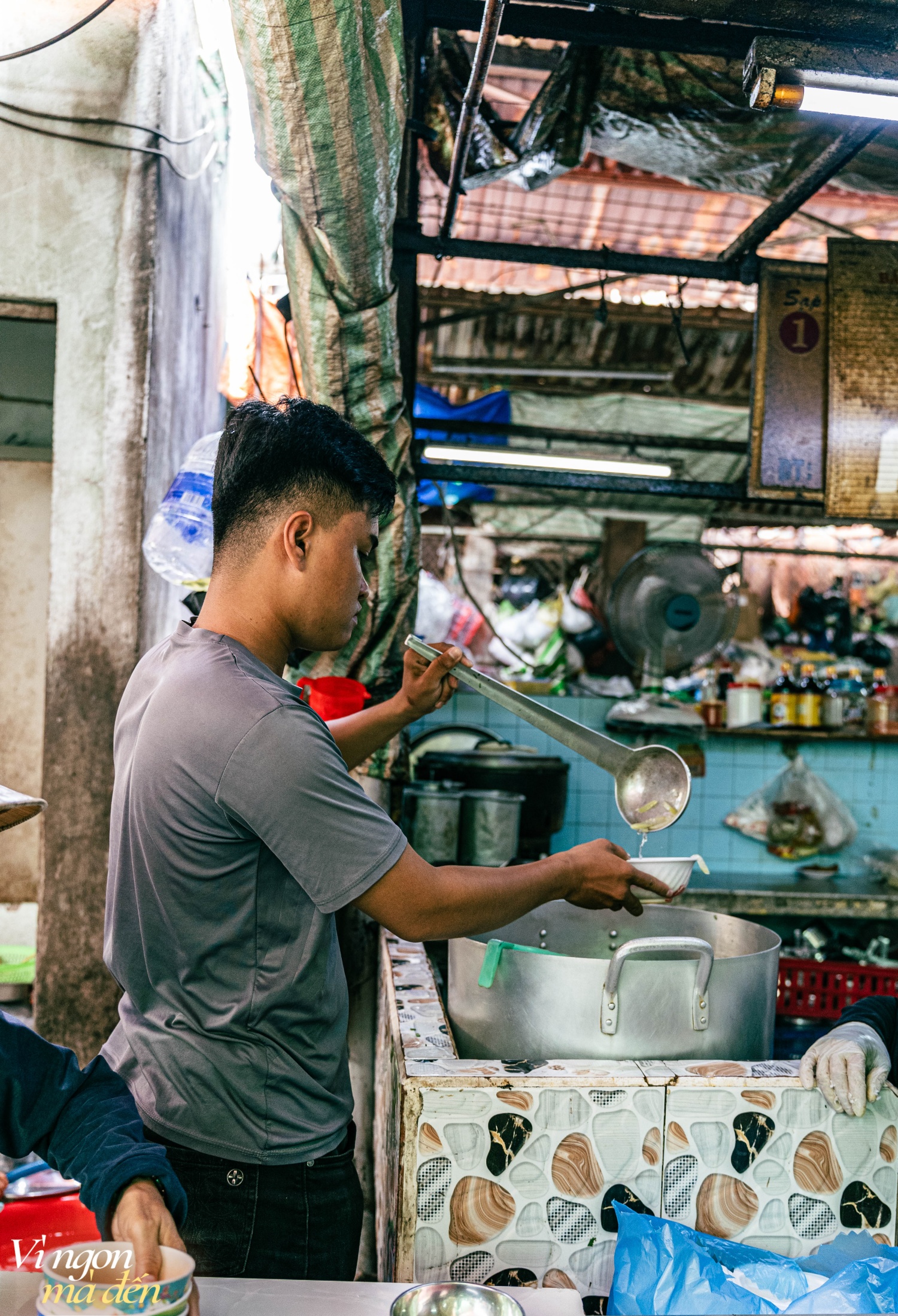 Tiệm cơm bình dân trong khu chợ trăm tuổi nổi tiếng với đồ ăn ngon xếp đầy ắp như núi, chị chủ xởi lởi nhìn khách mà nói giá- Ảnh 15.