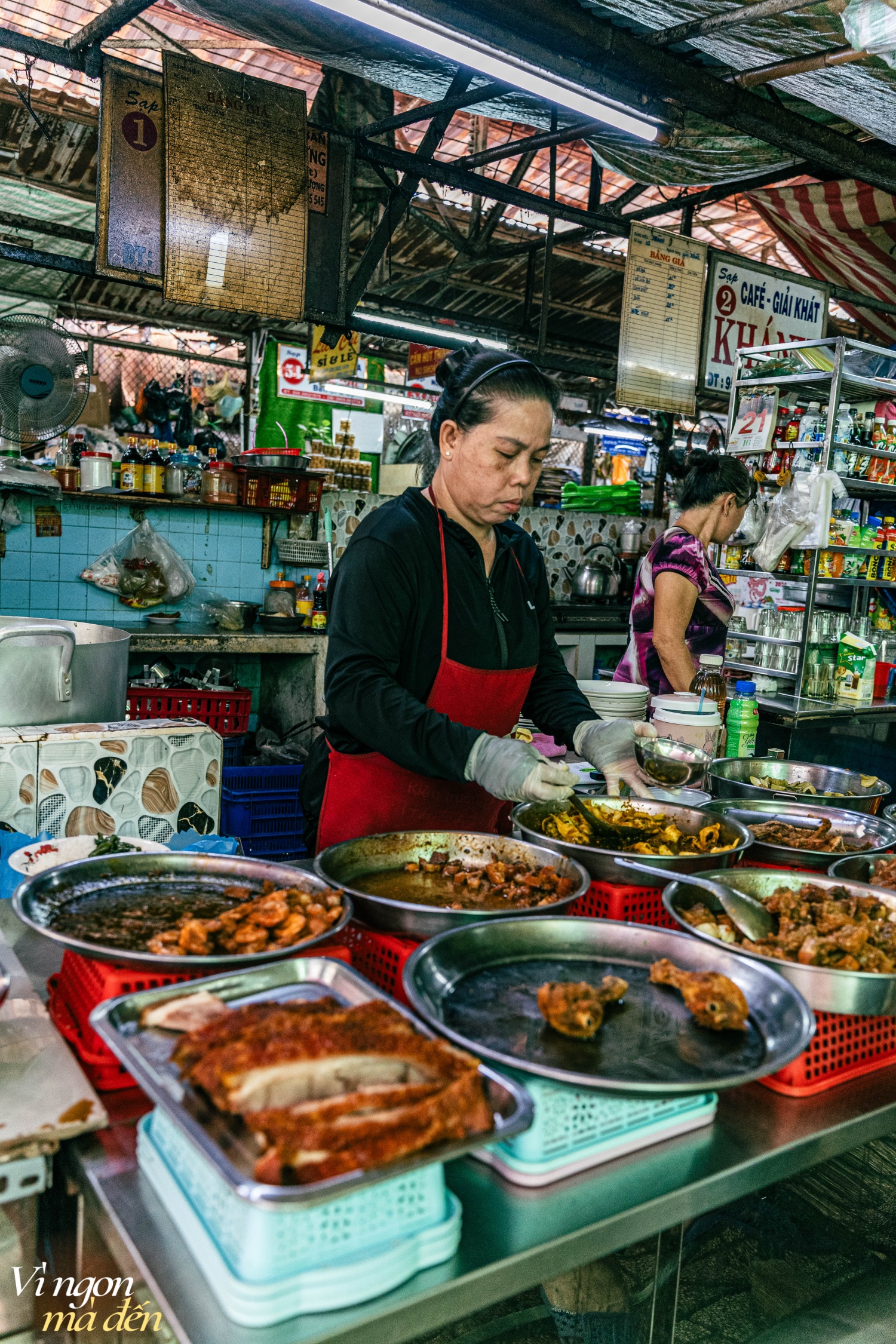 Tiệm cơm bình dân trong khu chợ trăm tuổi nổi tiếng với đồ ăn ngon xếp đầy ắp như núi, chị chủ xởi lởi nhìn khách mà nói giá- Ảnh 14.