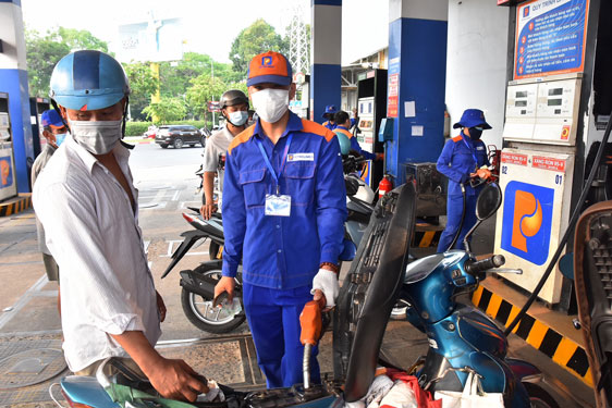 Các chuyên gia, doanh nghiệp cho rằng việc nhập xăng dầu giá rẻ từ Malaysia về Việt Nam là không khả thi .Ảnh: TẤN THẠNH