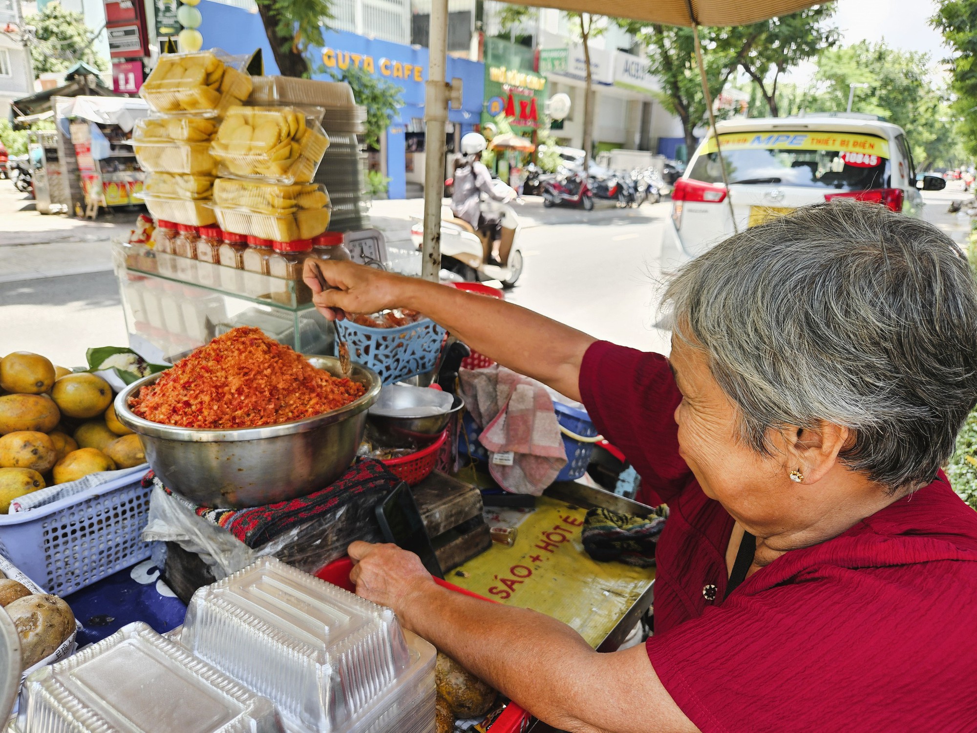 "Tiểu thư" bán cóc chín lề đường thu nhập đến 30 triệu/ tháng, giá mắc cỡ nào dân văn phòng cũng ráng mua bằng được- Ảnh 5.