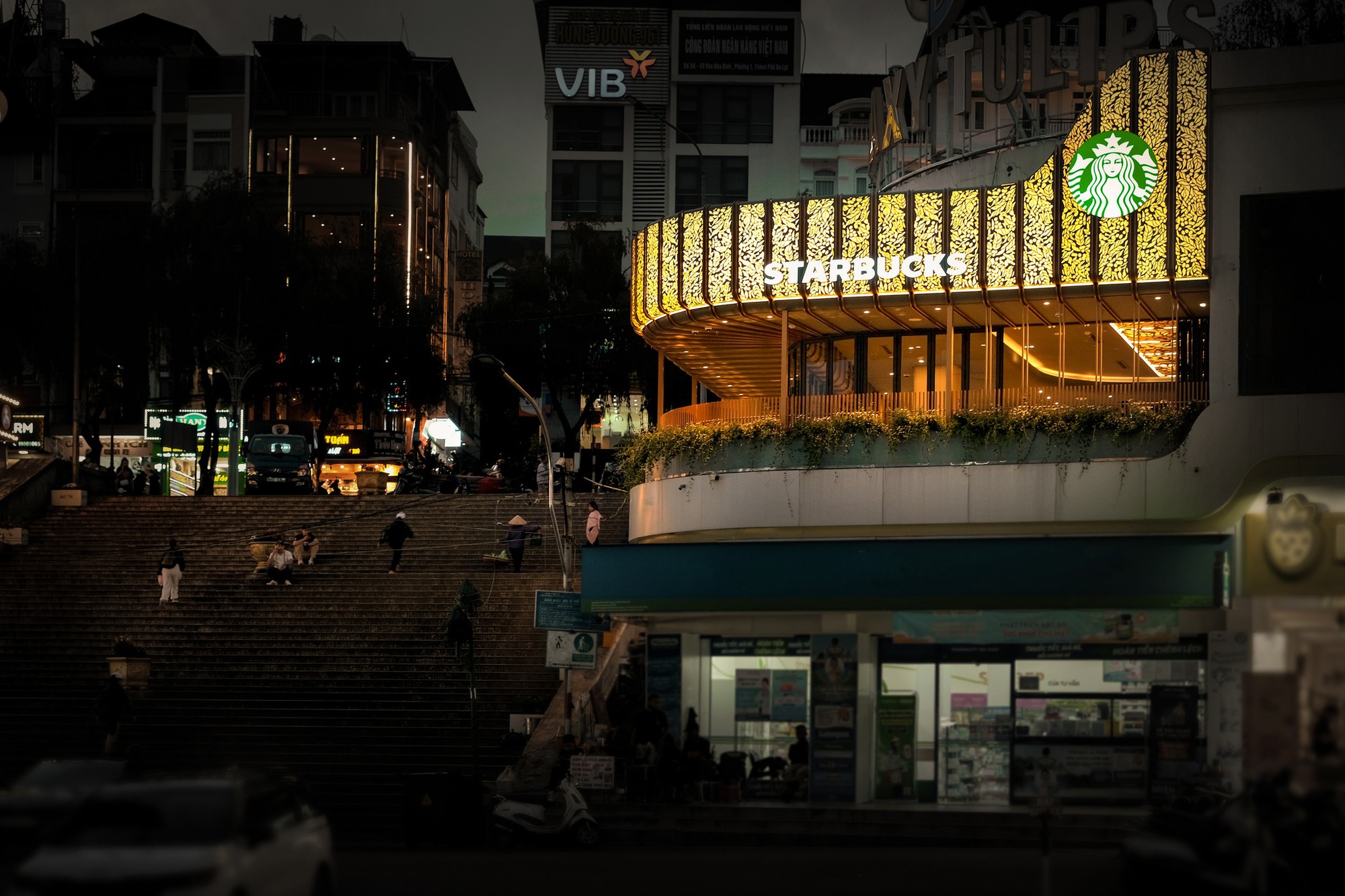 Starbucks "chào sân" Đà Lạt: Vị trí xịn xò, giờ mở cửa mới gây bất ngờ- Ảnh 2.