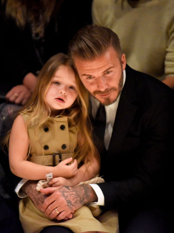 Tiểu thư Harper nhà Beckham dậy thì lấn át cả bố mẹ, thay đổi ra sao so với lần đầu dự show thời trang vào hơn 10 năm trước?- Ảnh 6.