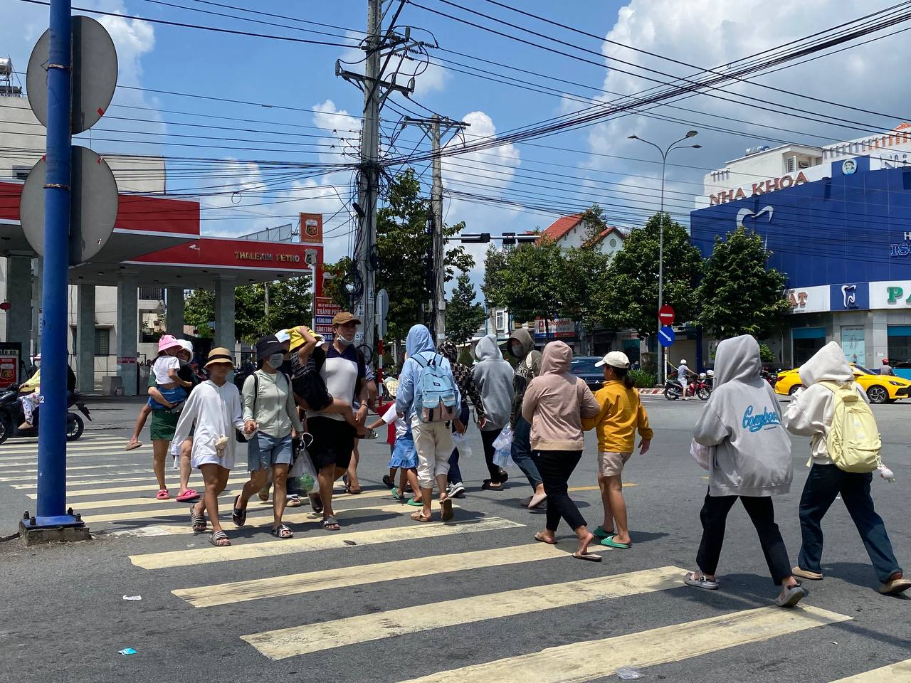 Ngay lúc này: Khu du lịch Đại Nam ra thông báo khẩn vì nhiều đoạn đường tắc cứng, người dân đội nắng đi bộ cả 2km- Ảnh 6.