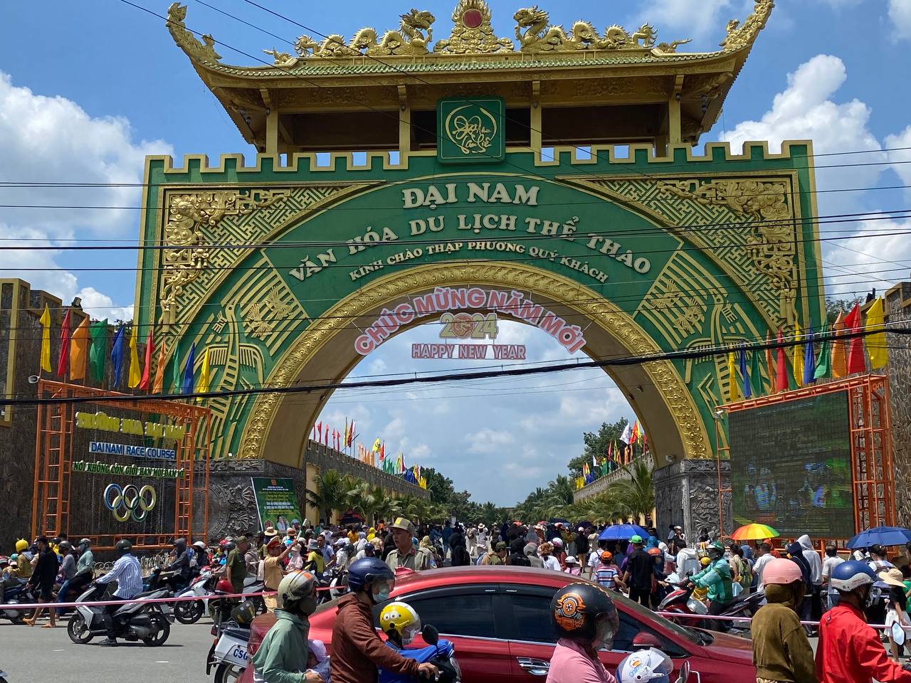 Ngay lúc này: Khu du lịch Đại Nam ra thông báo khẩn vì nhiều đoạn đường tắc cứng, người dân đội nắng đi bộ cả 2km- Ảnh 1.