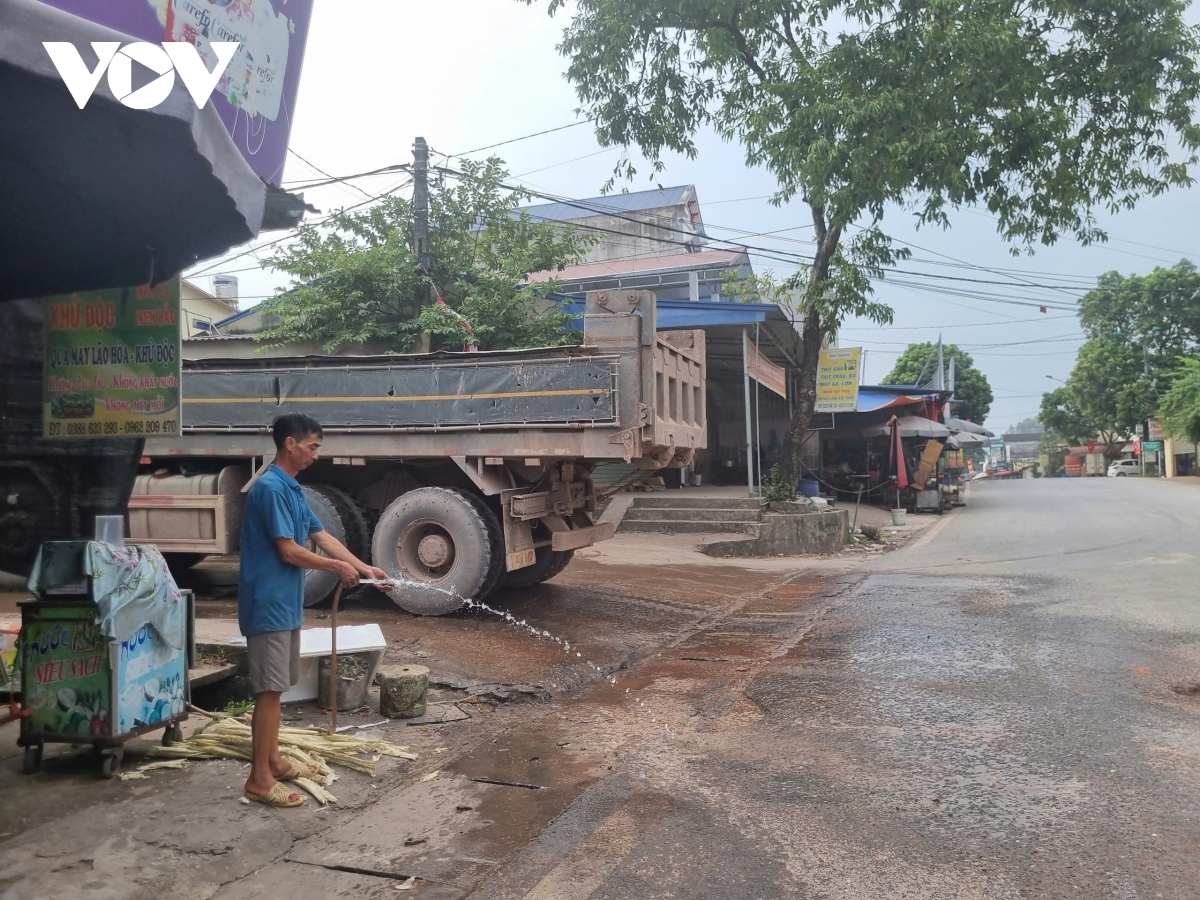 Hàng đoàn xe chở đất tàn phá nhiều tuyến đường ở Phổ Yên, Thái Nguyên- Ảnh 8.