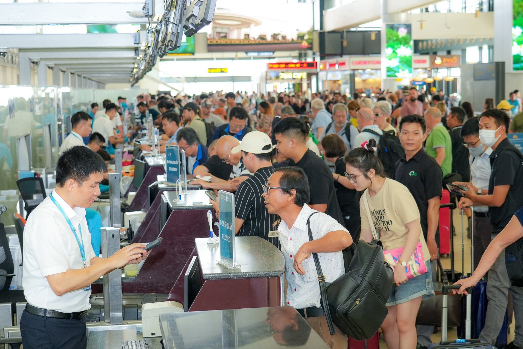 Dân "kêu" vé bay Tết cao, Cục Hàng không nói gì?- Ảnh 1.