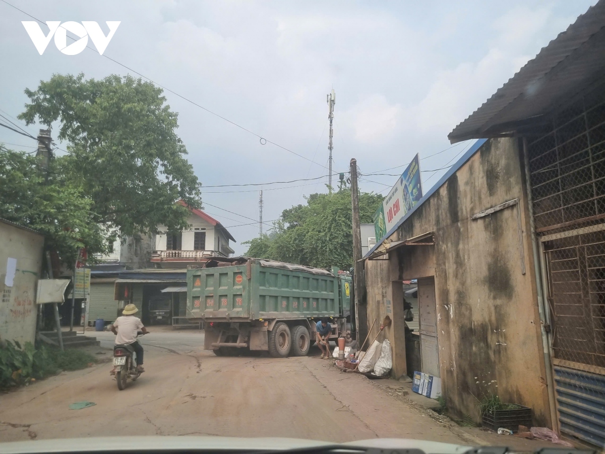 Hàng đoàn xe chở đất tàn phá nhiều tuyến đường ở Phổ Yên, Thái Nguyên- Ảnh 16.