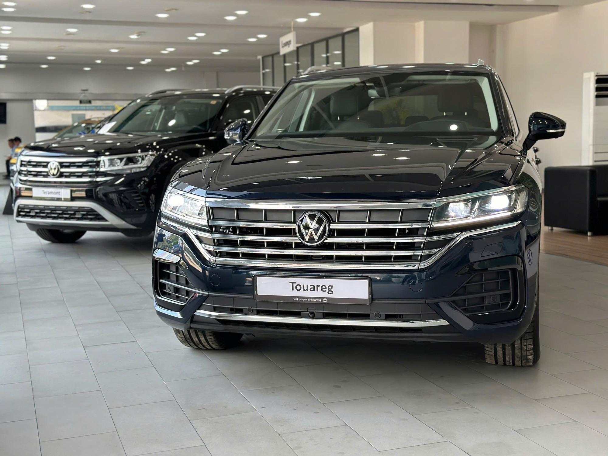 VW Touareg bản mới về đại lý: Giá 2,788 tỷ ngang GLC 300, có đèn ma trận, mâm to, treo khí nén- Ảnh 1.