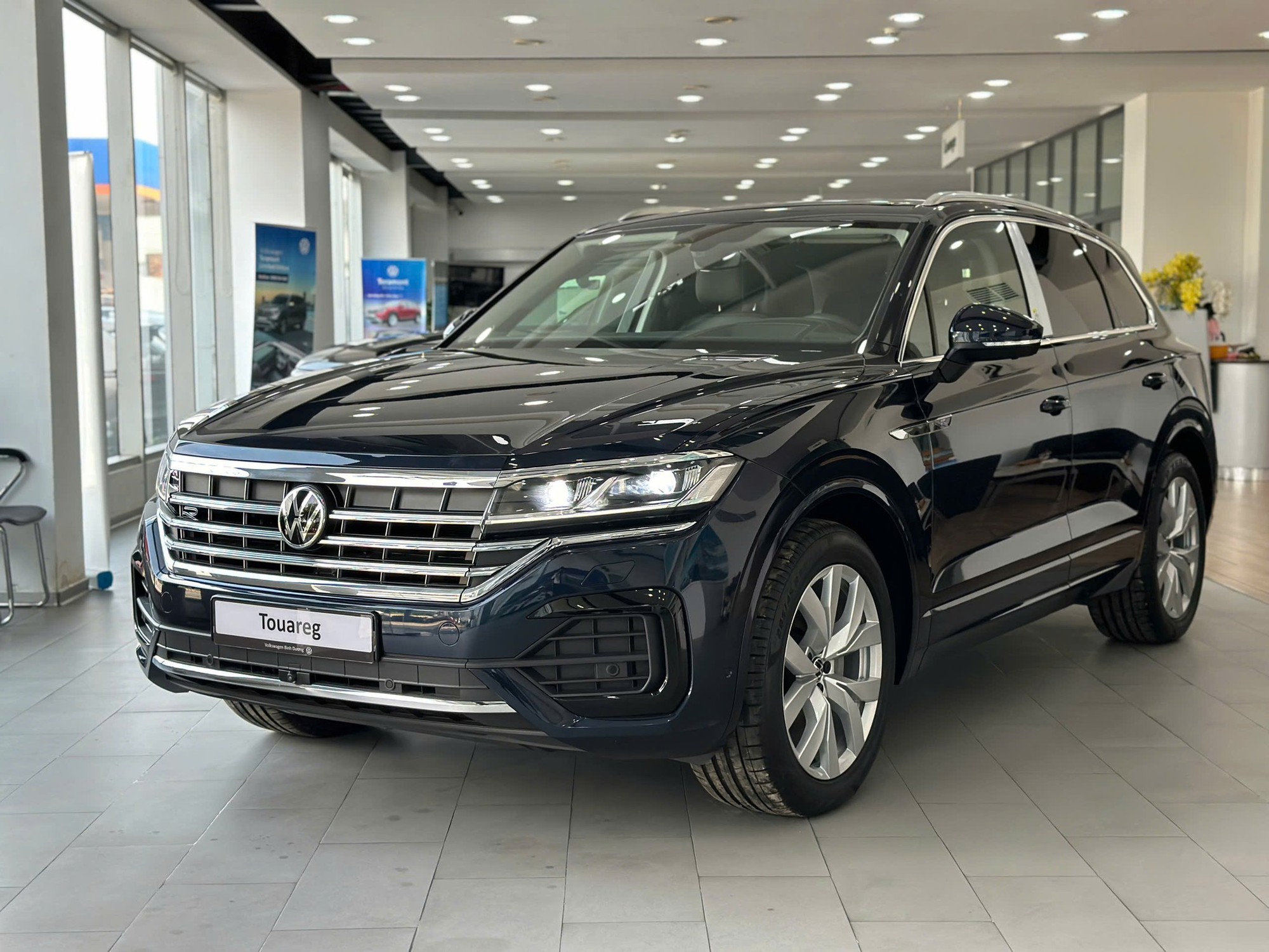 VW Touareg bản mới về đại lý: Giá 2,788 tỷ ngang GLC 300, có đèn ma trận, mâm to, treo khí nén- Ảnh 2.