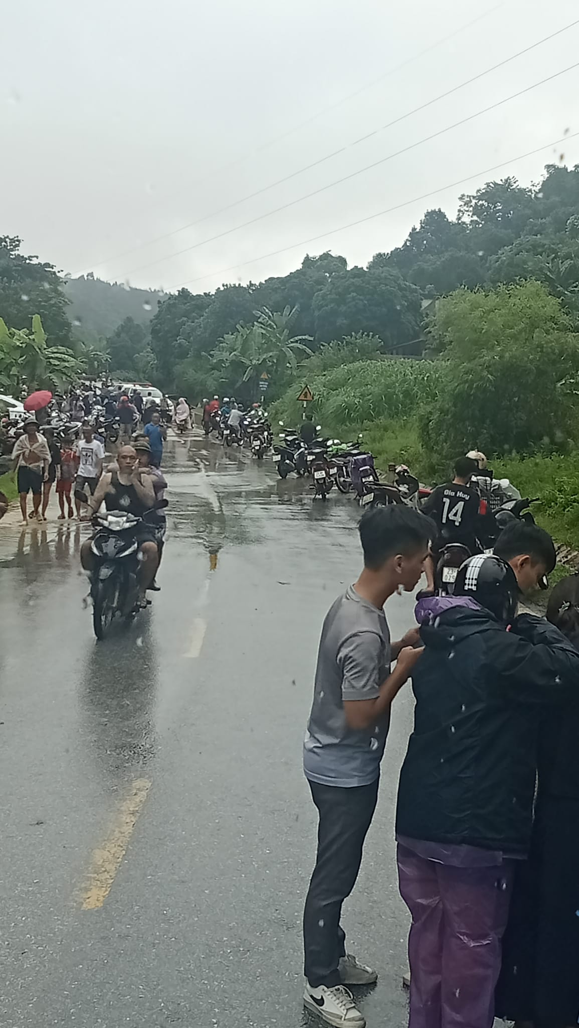 Sạt lở trên quốc lộ Hà Nội - Hà Giang, nhiều ngôi nhà bị sập- Ảnh 5.