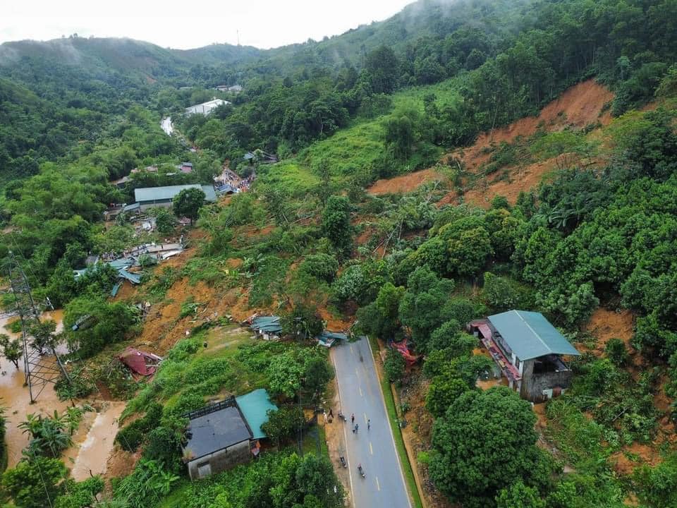 Hiện trường vụ sạt lở đất vùi lấp nhiều phương tiện giao thông tại Hà Giang- Ảnh 1.