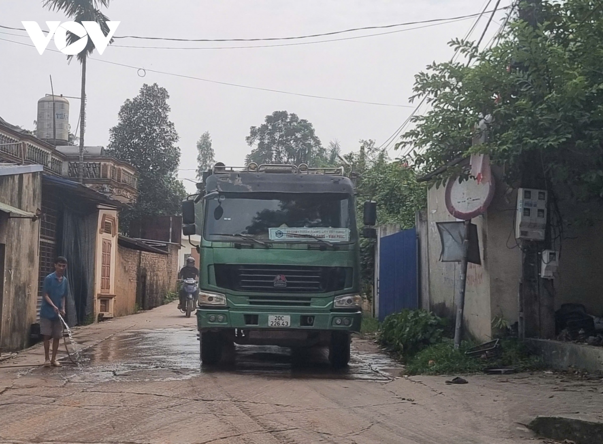 Hàng đoàn xe chở đất tàn phá nhiều tuyến đường ở Phổ Yên, Thái Nguyên- Ảnh 15.